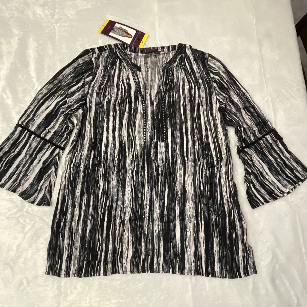 Gloria Vanderbilt Nova black and white blouse size small NWT